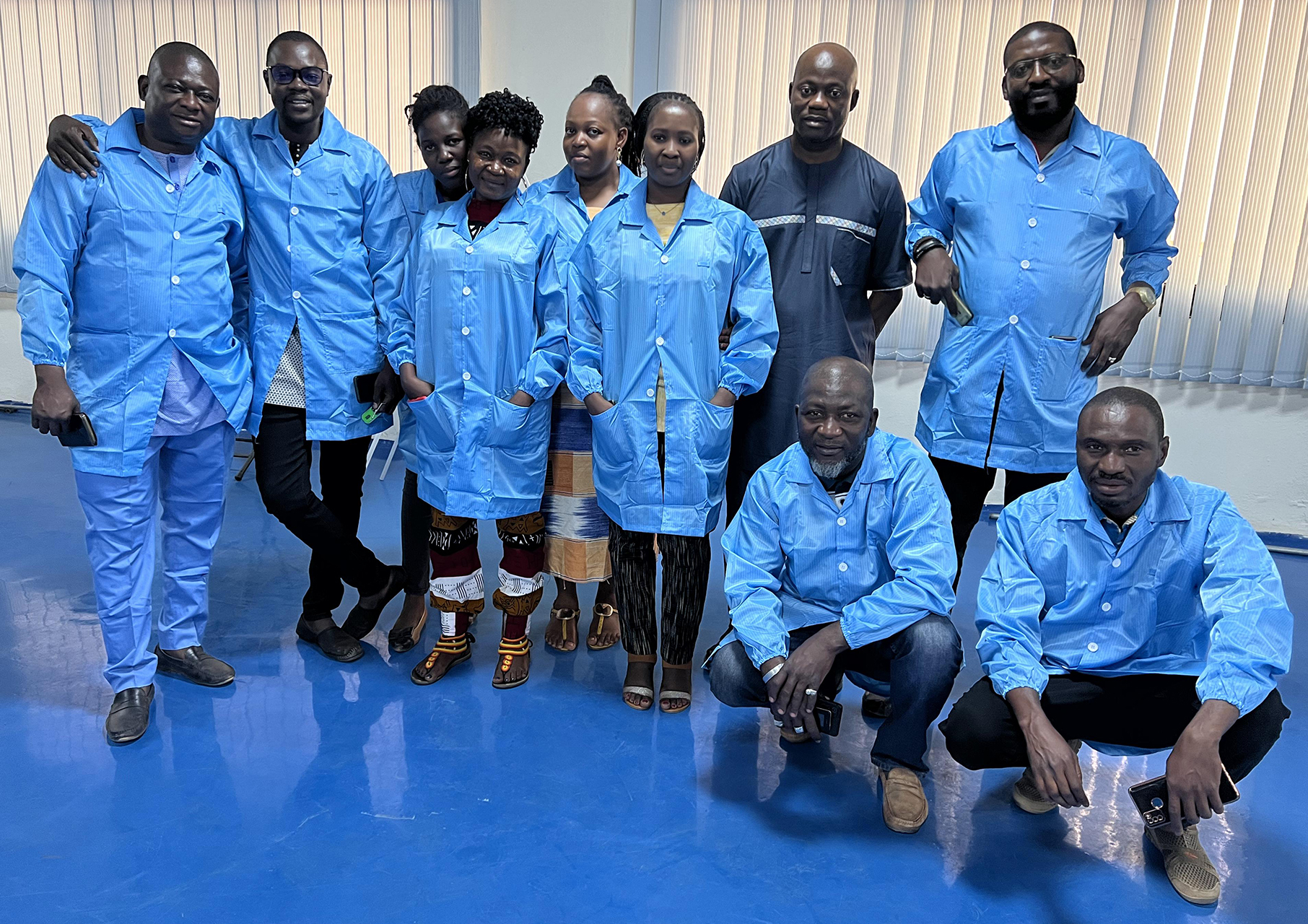 Équipe horizon industries SA dans l'usine