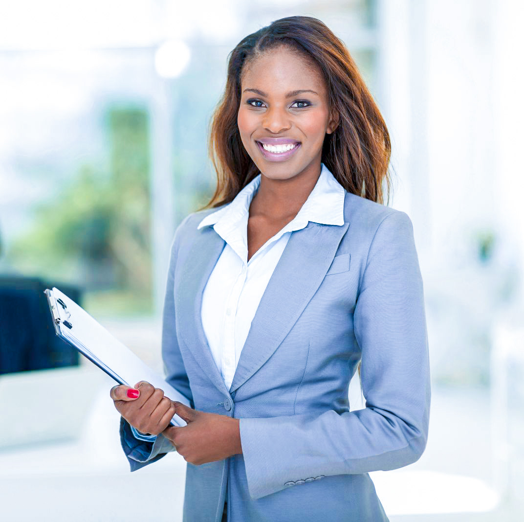 Employé horizon industries assemblant des équipements électroniques en laboratoire