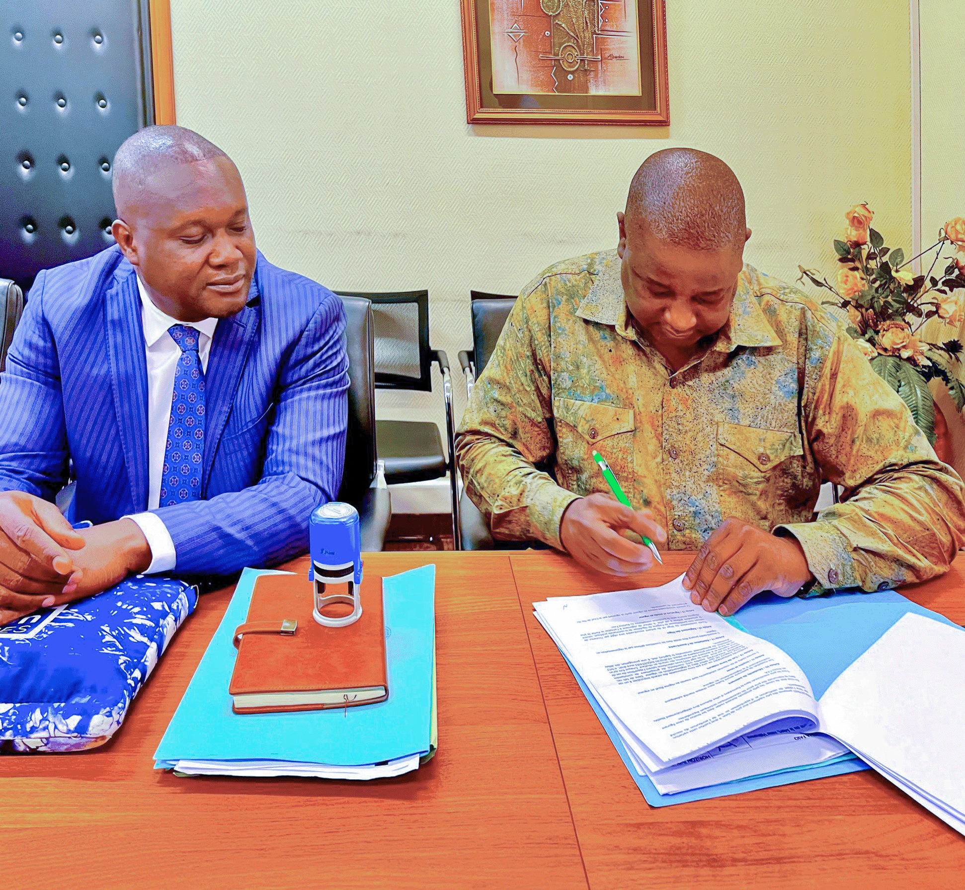 Employé horizon industries assemblant des équipements électroniques en laboratoire