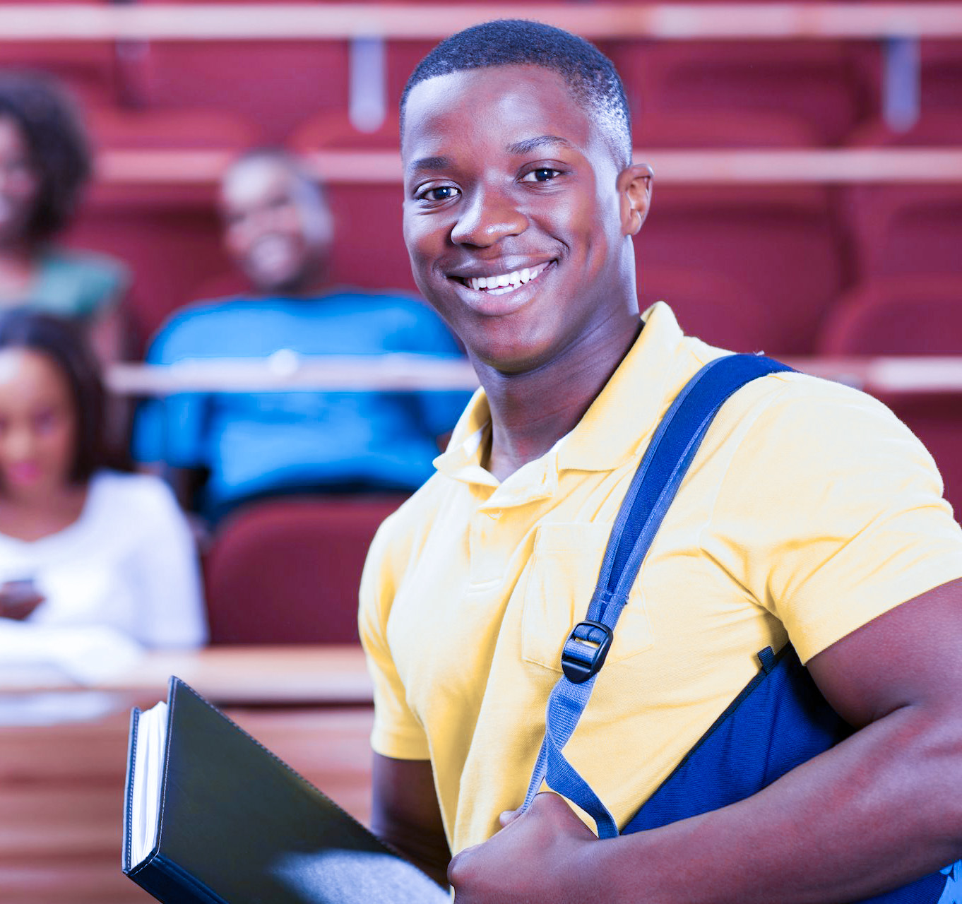 Employé horizon industries assemblant des équipements électroniques en laboratoire