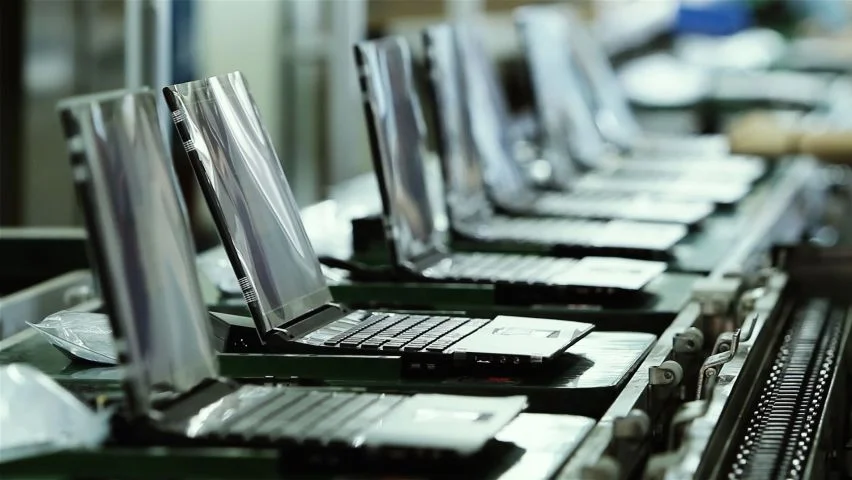 Ordinateurs portables en cours d'assemblage